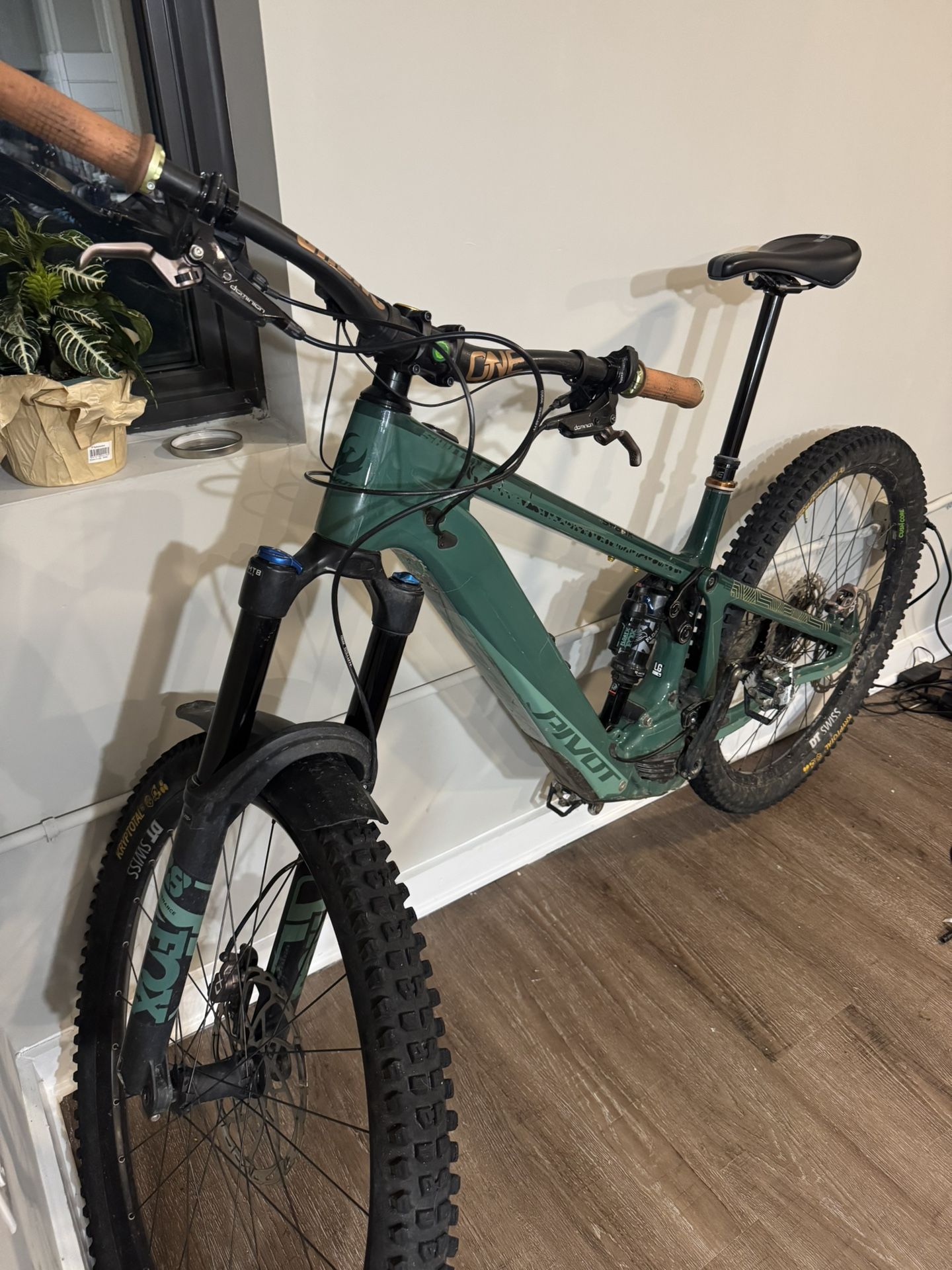 2024 Pivot Shuttle LT Large E-bike