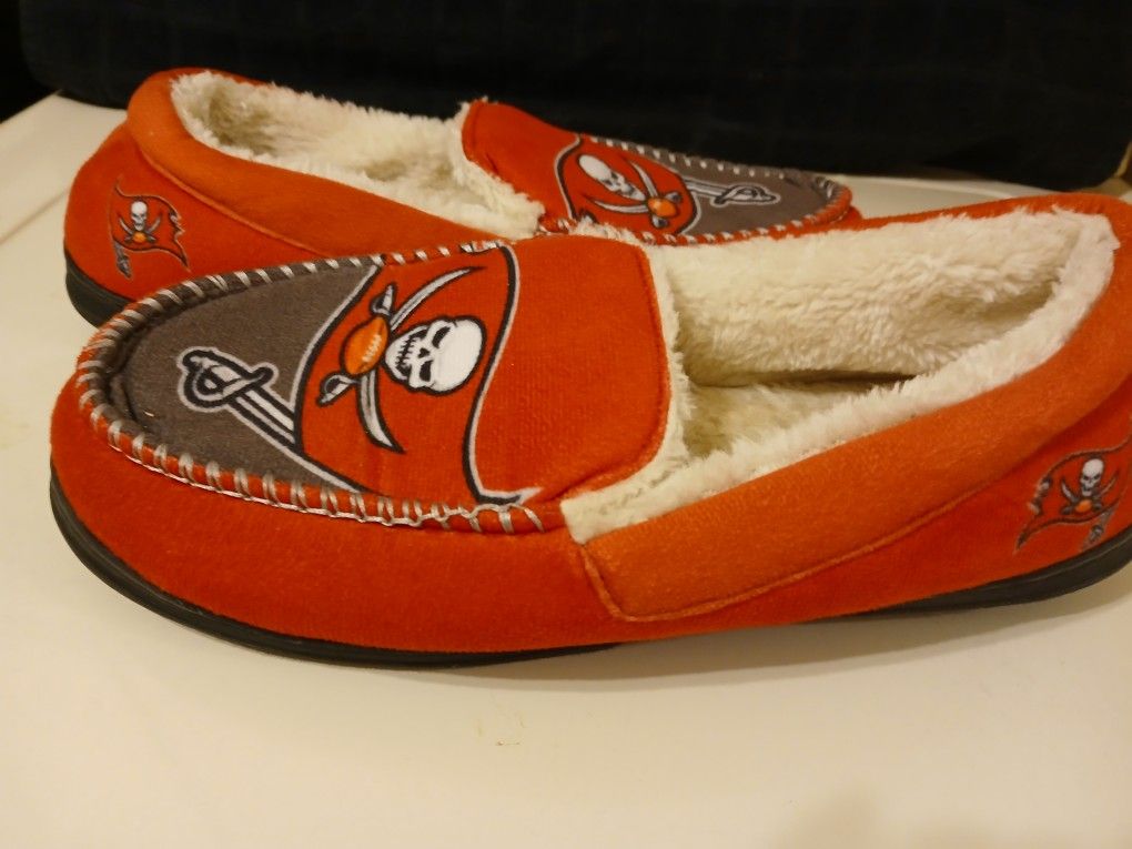 Tampa Bay Buccaneers Men's Sherpa Lined Moccasin Slipper Size 9/10