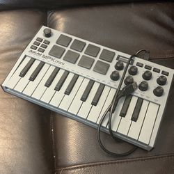 Akai Professional MPK mini Keyboard Controller