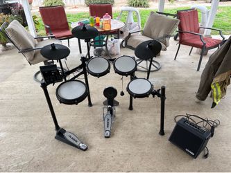 Alesis Nitro Max electric drum set with Donner DDA-20 amplifier.