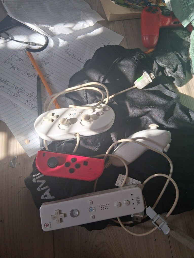 Nintendo Wii Controls For 5 Dollars Each One. Nintendo Switch Control For 20 Dolars