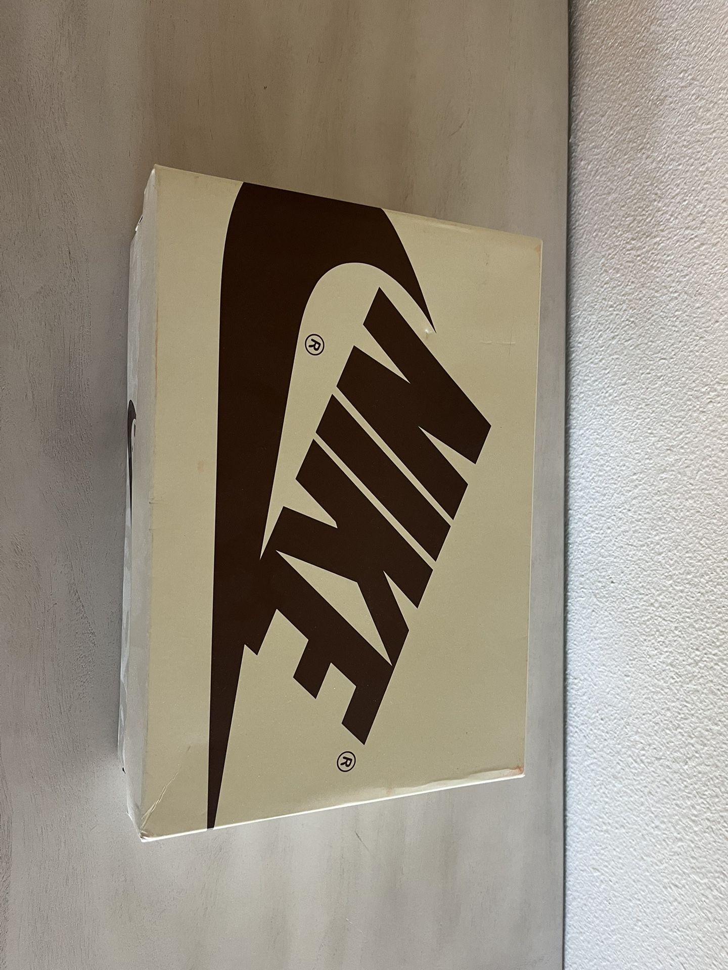 Travis Scott Reverse Mocha box w/ laces