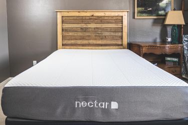 “Like new” Nectar Queen size mattress