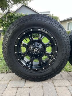 UNIVERSAL 5 LUG RIMS(RINES) & TIRES(LLANTAS)(5x150) & (5x5.5)  Size: LT275/70R18