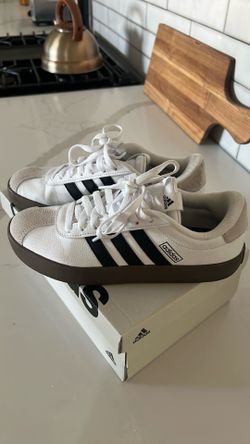 Tennis shoes