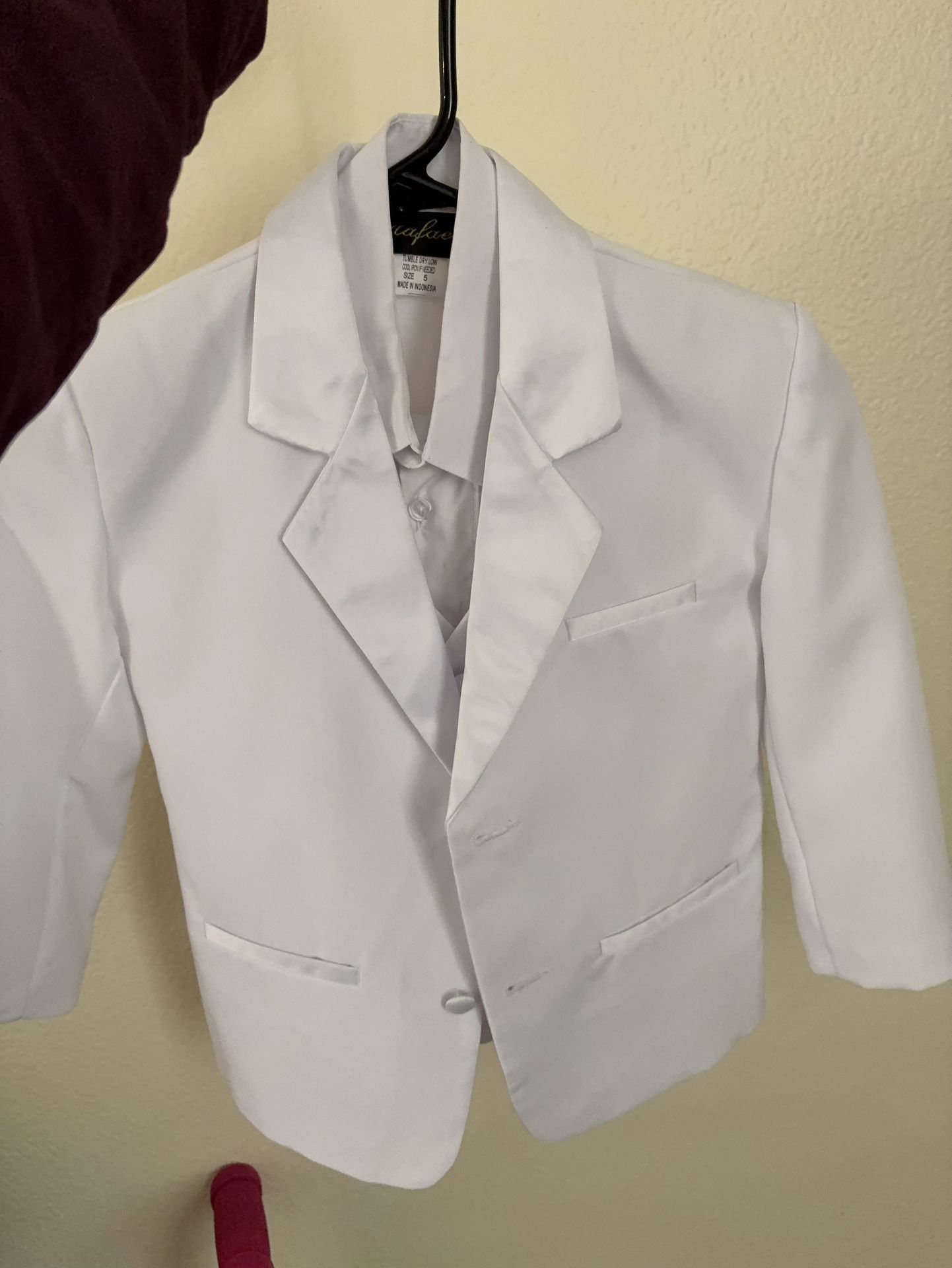 Like New Boy White 4 Pieces Suit Set. Size 5
