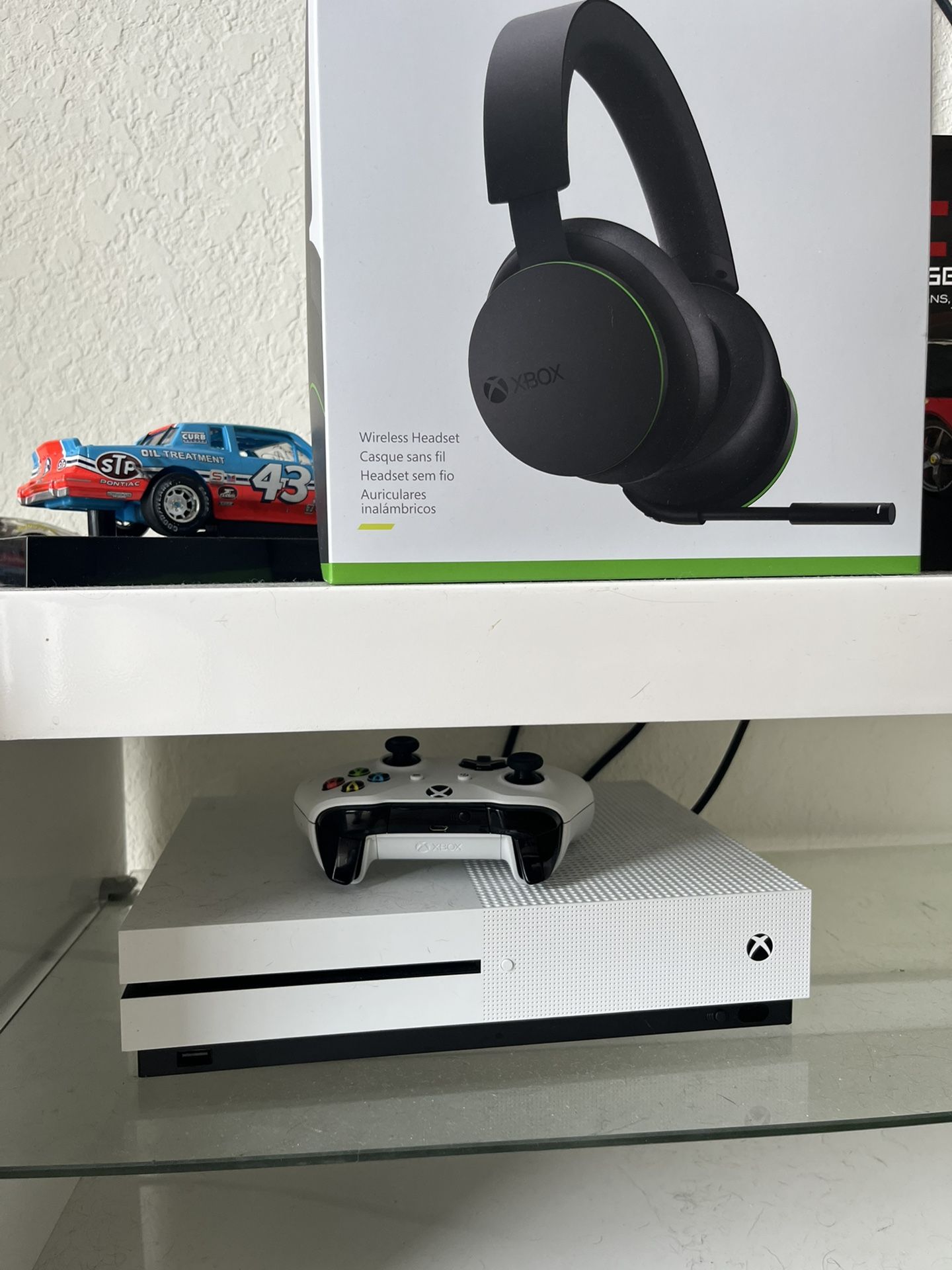 Xbox One Controller And Headphones 
