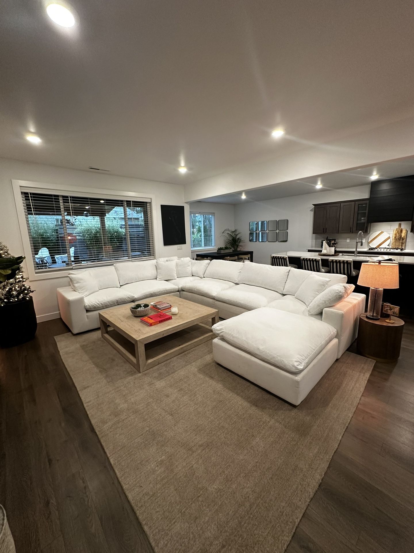 Modern White Sectional Couch Near New! for Sale in Bothell, WA OfferUp