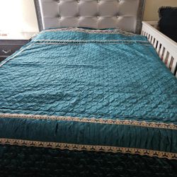 Beautiful Comforter Set It's Brand New No Used 