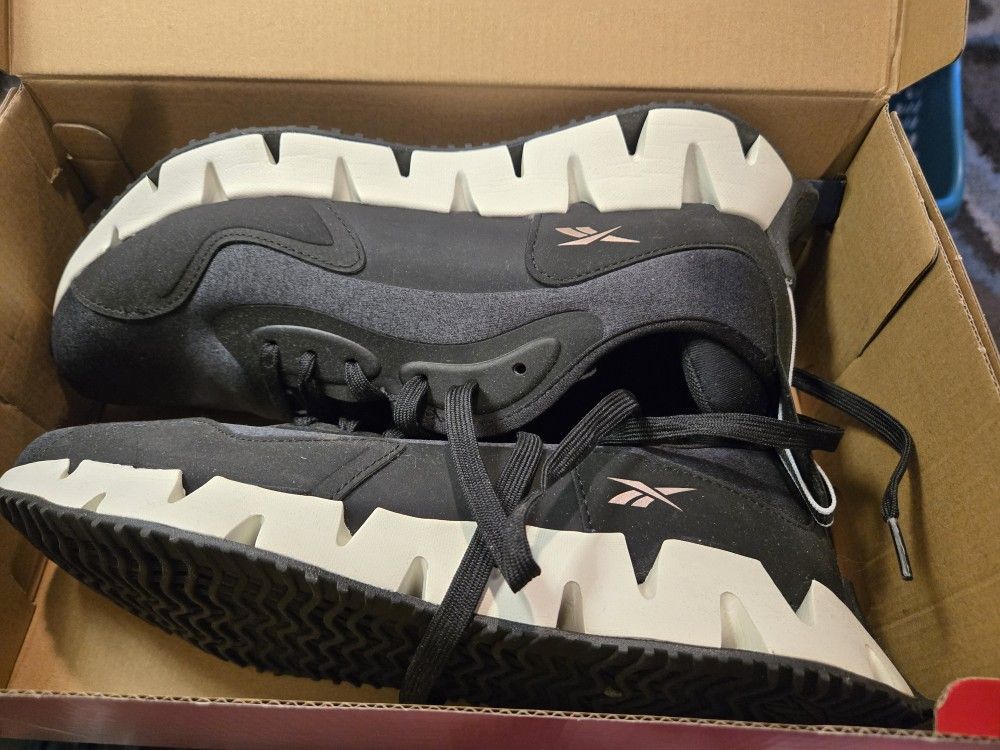Reebok Women's Zig Dynamica Sneaker. Brand NEW. Size 11.