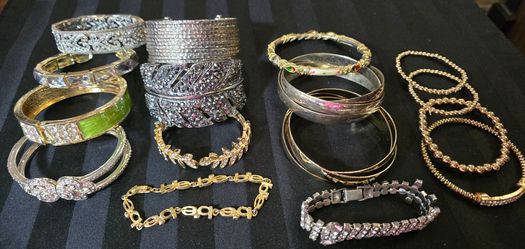 Lot of 16 Bracelets mixed costume Jewelry gold & Silvertone cuffs expandable bling rhinestone bangles cuffs rare find!