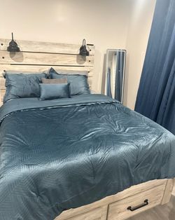 Queen size bed frame (BRAND NEW)
