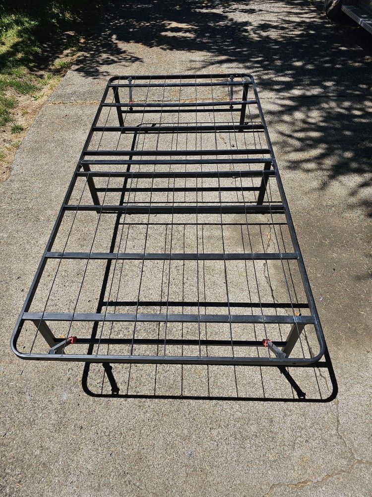 Metal collapsible twin bed