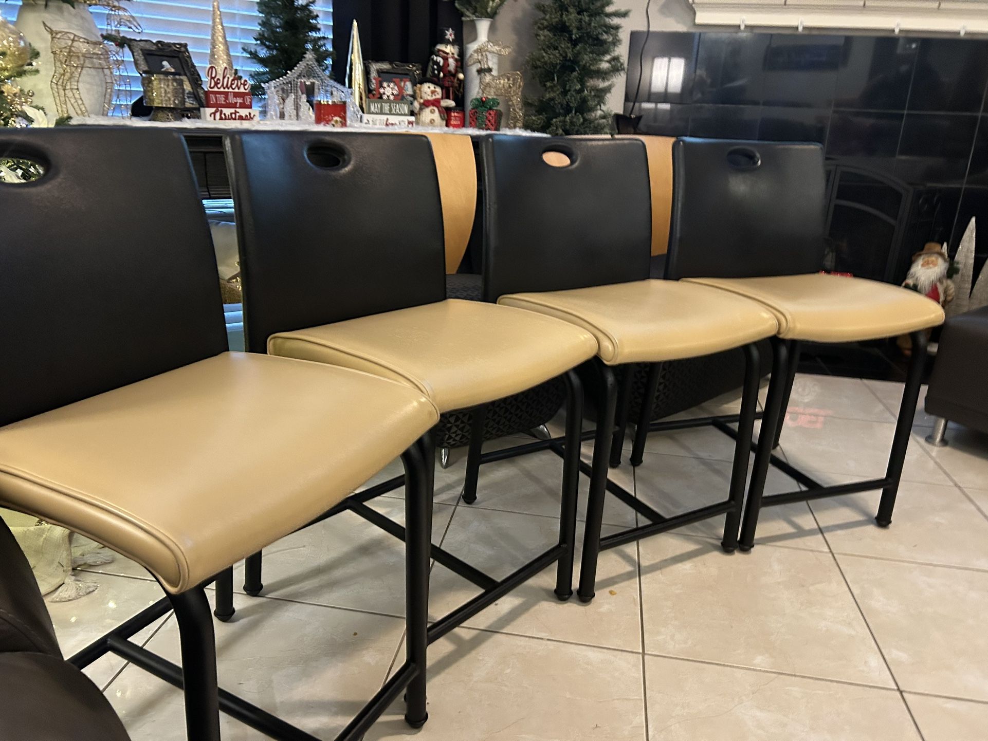 Gorgeous😍 counter height Barstools / chairs (4)