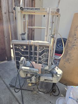 Esta es una sierra de mesa húmeda RIDGID R4031S de 7 pulgadas con soporte, diseñada para cortar https://offerup.com/redirect/?o=YXp1bGVqb3MuTGE= sierr