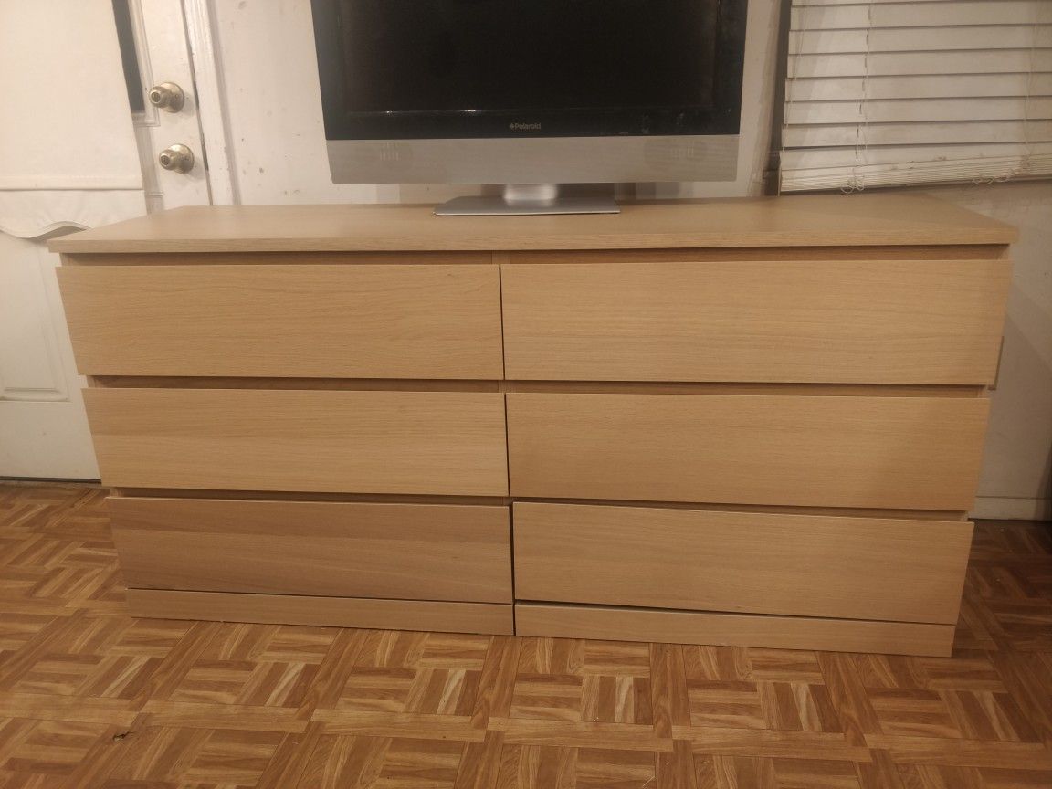 Like new long dresser/TV stand with big drawers in great condition all drawers working well. L63"*W19"*H30.5"