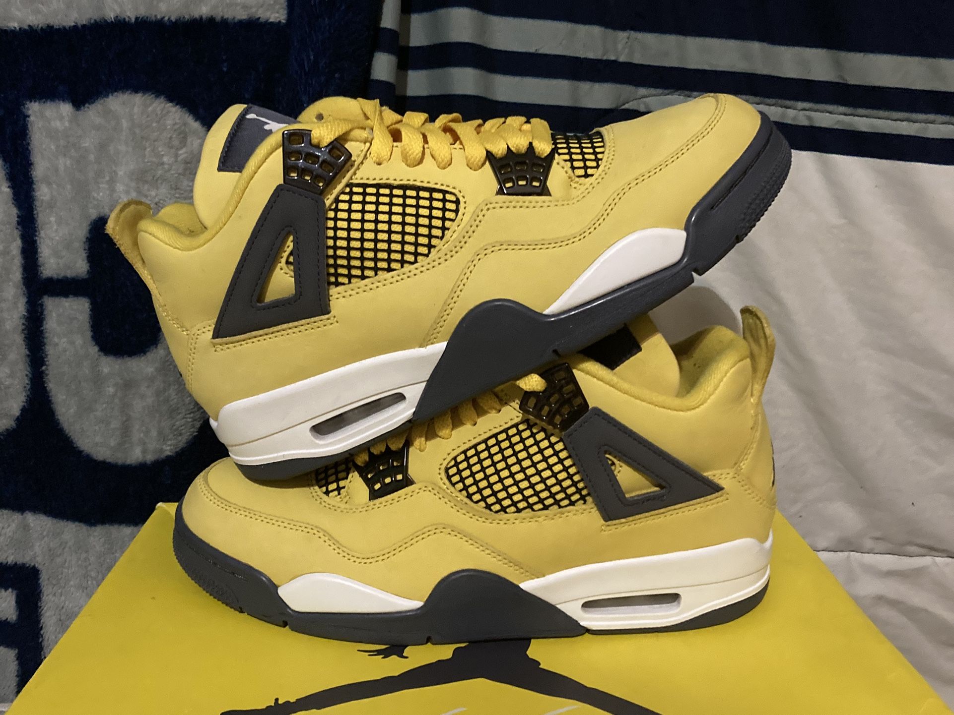 Jordan 4s Retro Lighting (2021) 