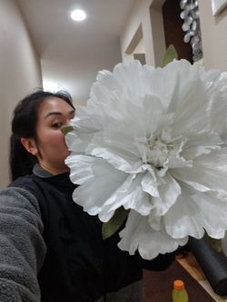 3 giant flowers wedding decor