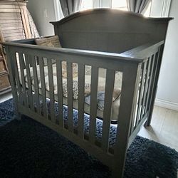 Soho Baby Crib &Dresser w/Changing Topper