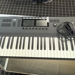 Native Instruments Komplete Kontrol S88 MK2 Keyboard WITH LICENSE KEY
