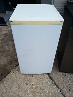 2 miny refrigerador both works perfet the Gray $85the with $70