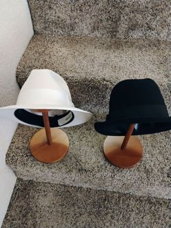 2 Fedora wool hats + hat stands