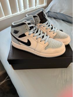 Air Jordan 1 Mid SE white and ice blue 6Y