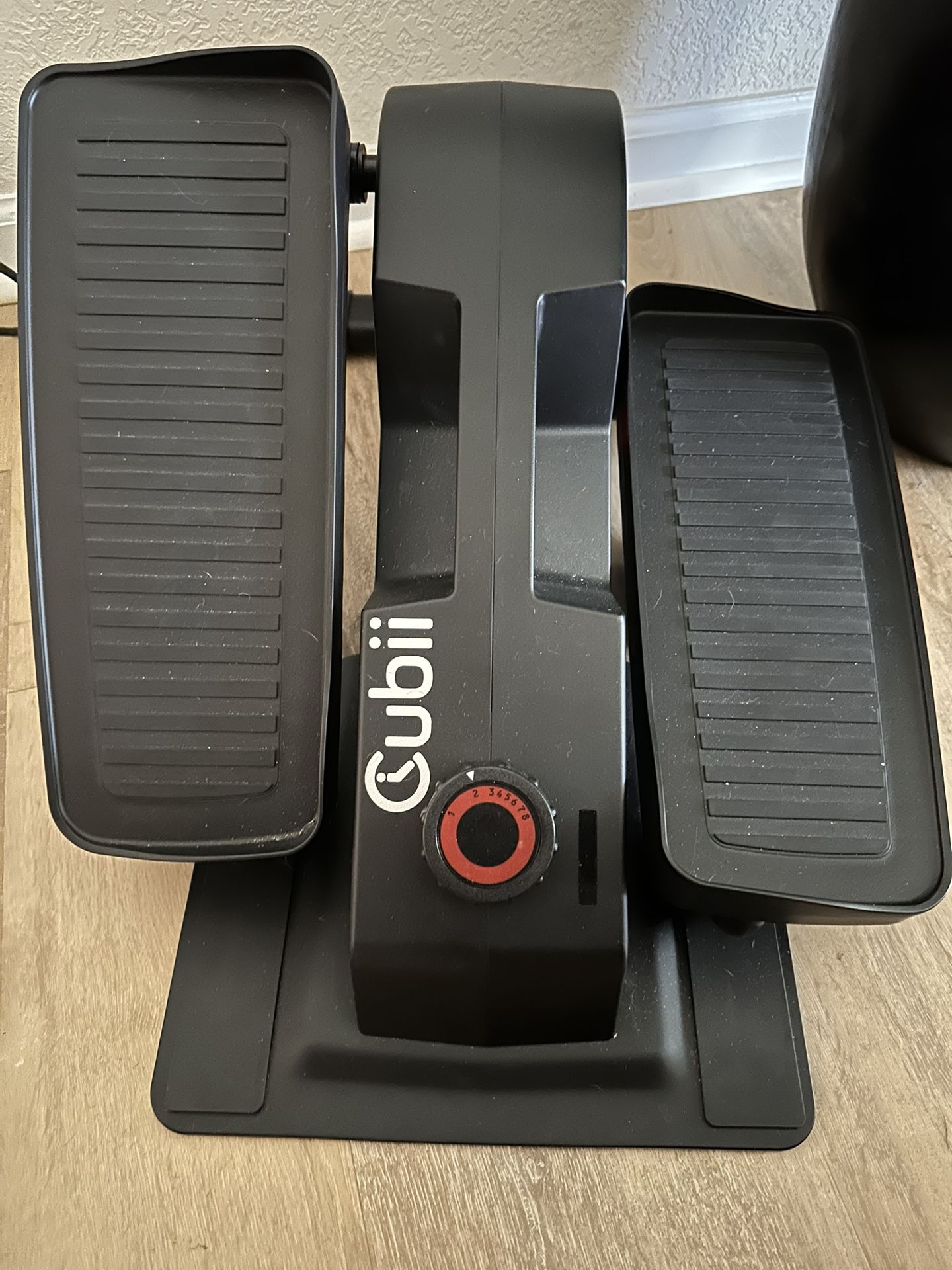 Cubii F3A1 Compact Seated Desk Elliptical