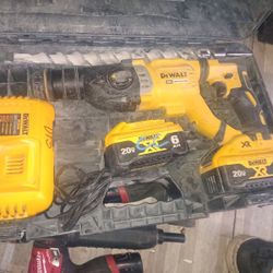 20V MAX* 1-1/8 in. Brushless Cordless SDS PLUS D-Handle Rotary Hammer Kit