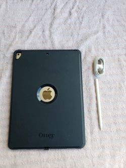 12.9 IPAD PRO big Ipad No Crack No Locked Is 128GB Gold Edition with white screen. $230! No pencil $330! With pencil. Cash & trade