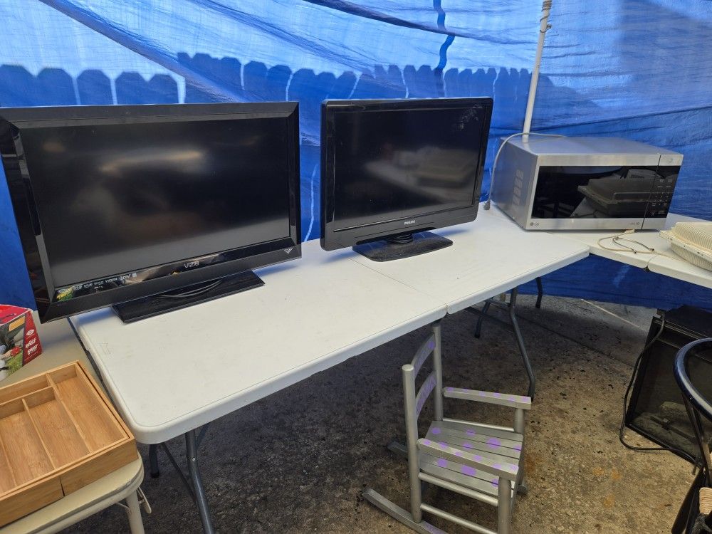 2 32" Tvs