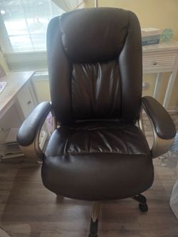 Beautiful Brown Executive desk chair, Like New