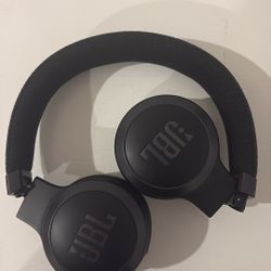 JBL Live 670NC wireless on-ear headphones.