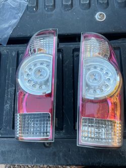 2005 - 2015 Toyota Tacoma Taillights