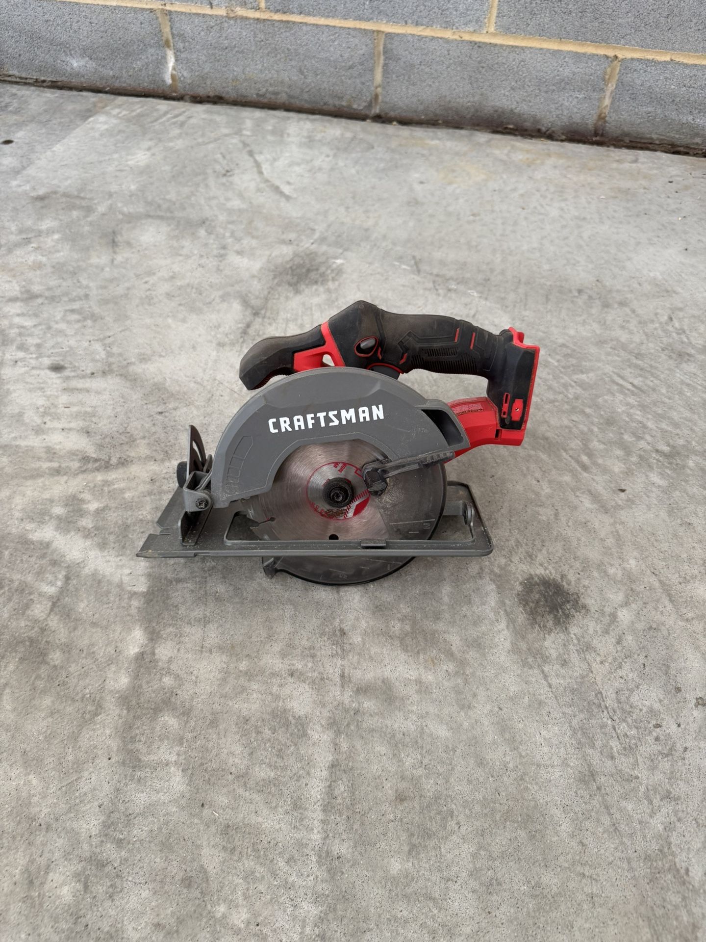 Craftsman V20* Cordless 6-1/2-in Circular Saw (Tool Only)