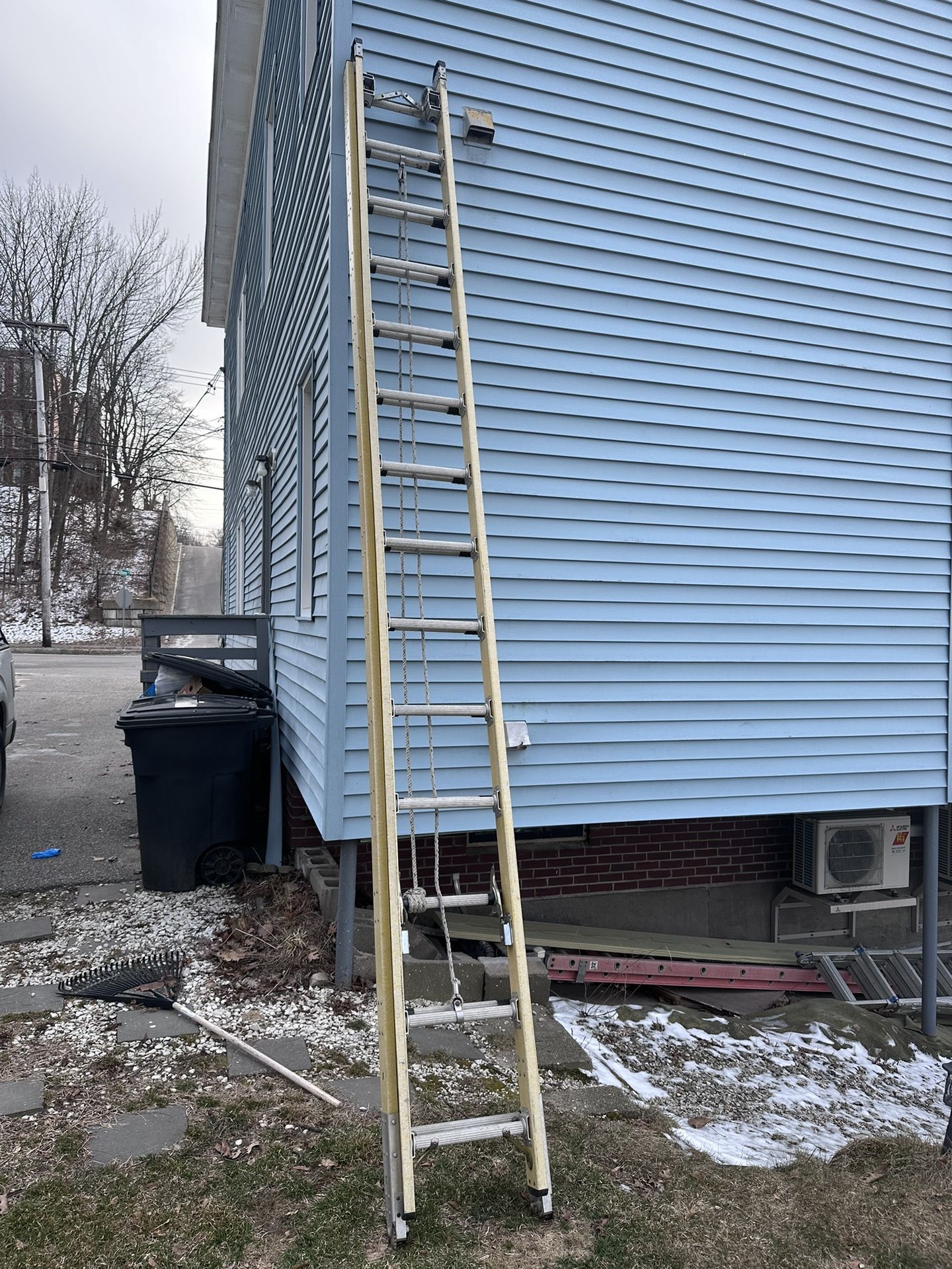 28ft Extension Ladder With V Rang And Cable Hooks