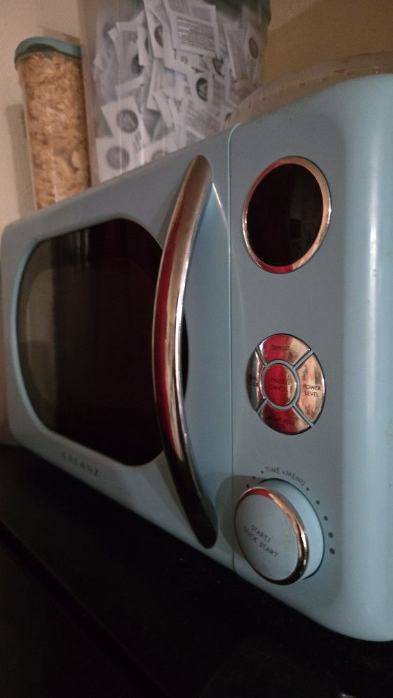 Galanz GLCMKA07BER-07 Retro Microwave Oven, LED Lighting, Pull Handle Design, Child Lock, Bebop Blue, 0.7 cu ft