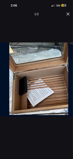 Glass Top Cigar Humidor – Cedar Lined
