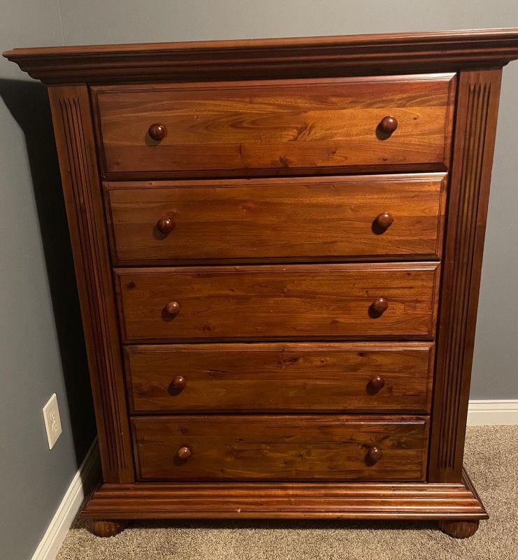 Munire Furniture. Full Size Bed and Drawers.
