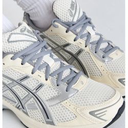 ASICS WOMEN SIZE 8