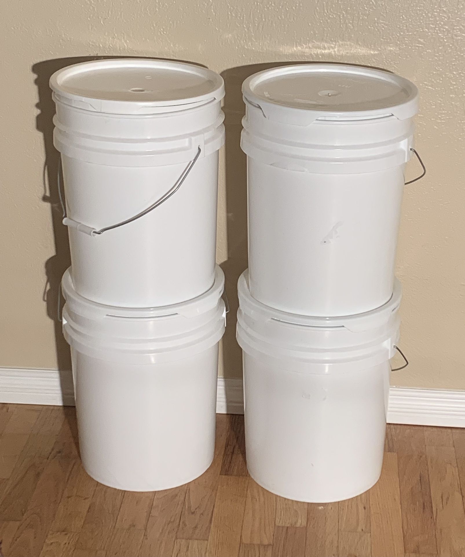 4 X 5 Gallons Empty Buckets Lot & Lids