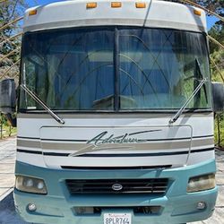 2004 Winnebago Adventurer
