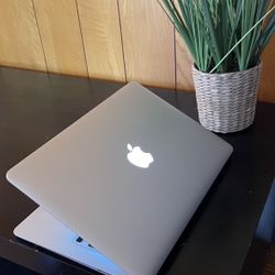 Apple Macbook Air 13” I5/8GB/256GB SSD $180