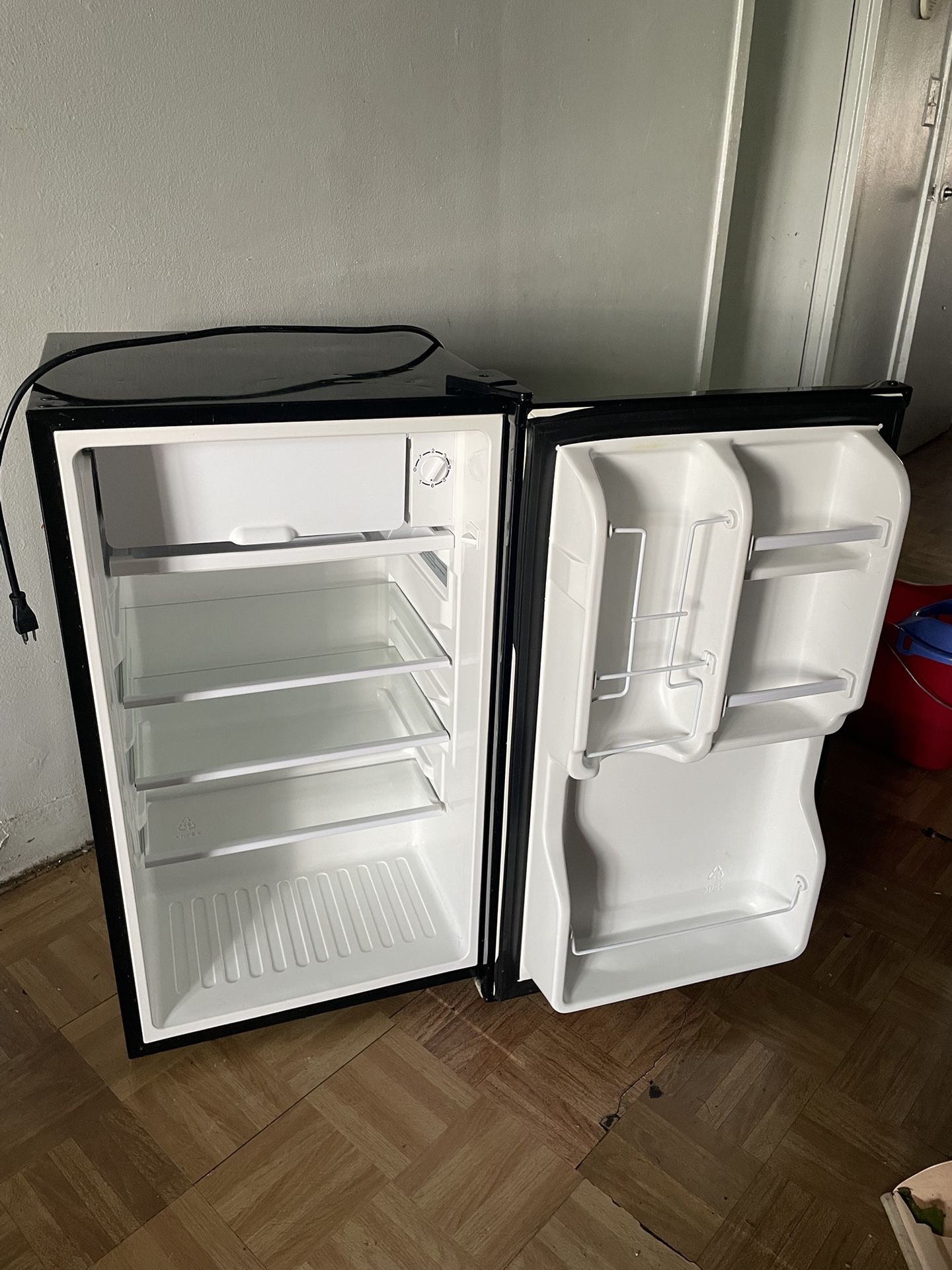 Lil Fridge For Room Or Office