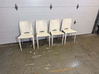 Set of 4 White Modern Plastic Chairs