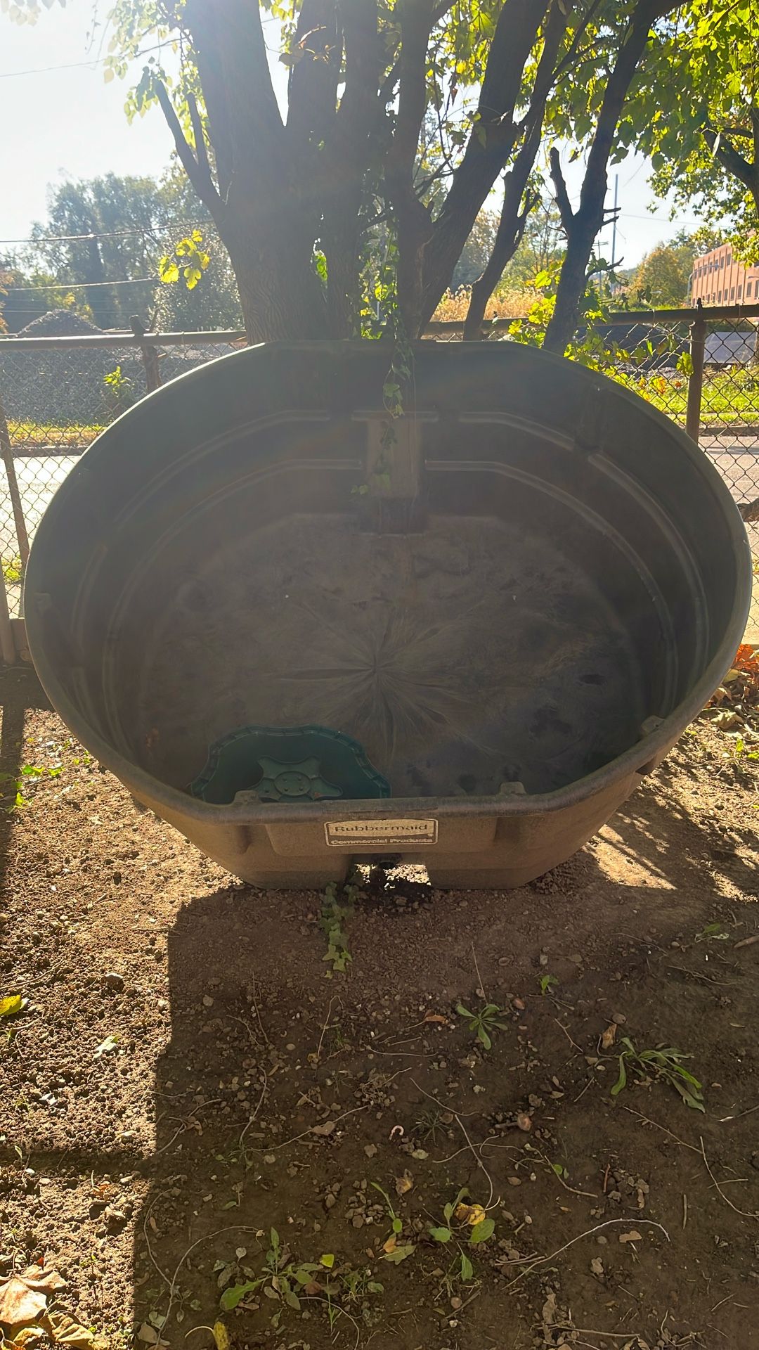 Rubbermaid, 300 Gallons 