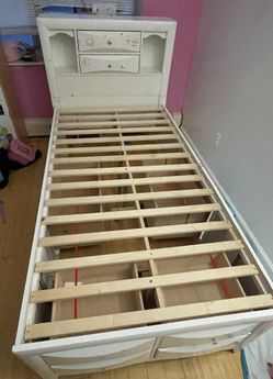 WHITE WOODEN TWIN SIZE BED WITH 8 Drawers + Mattress