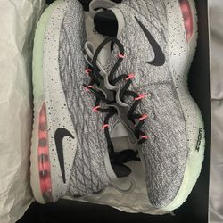 Nike Lebron XV 