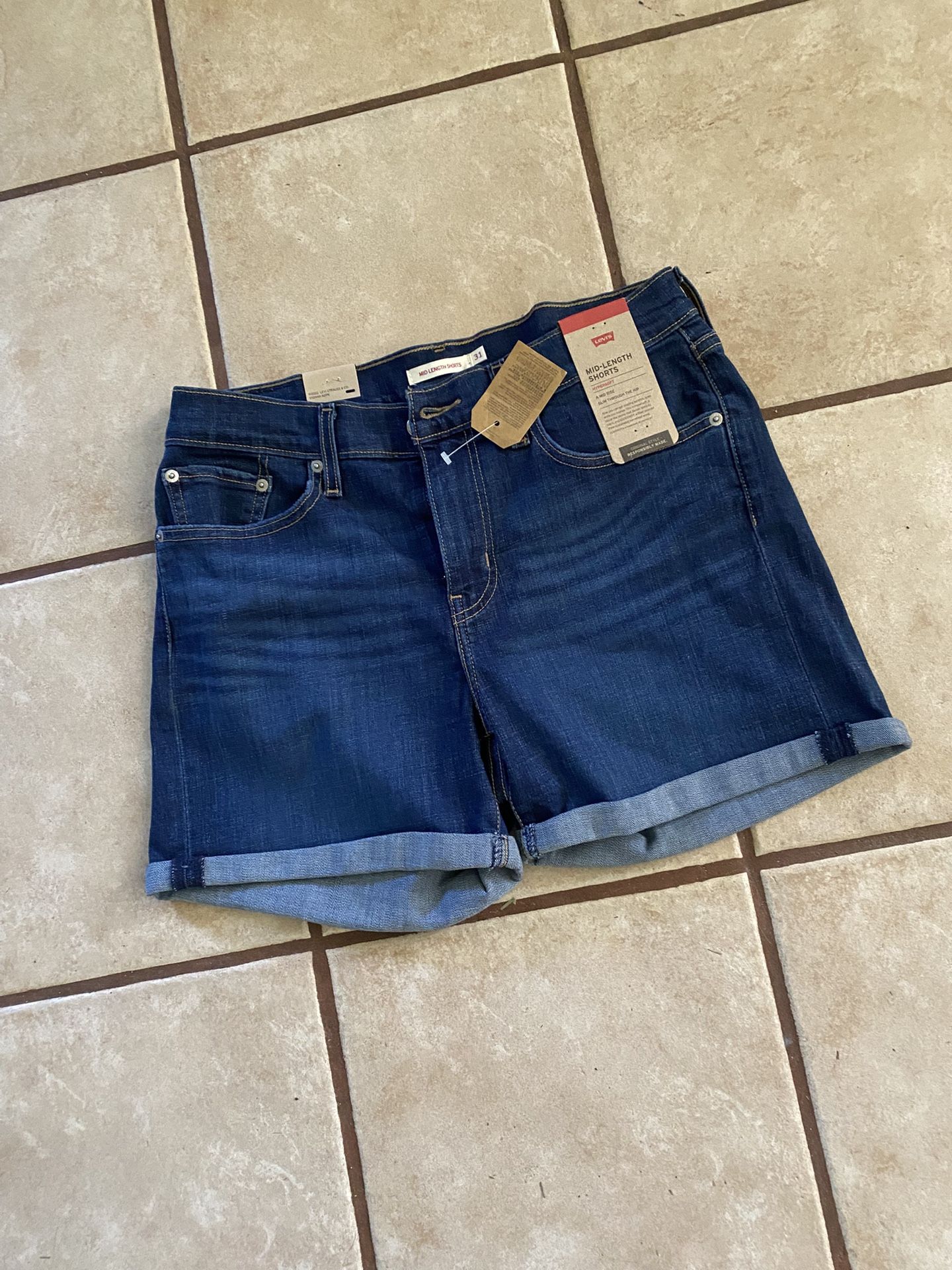 Woman’s Levi’s Mod-Length Mid-Rise Cuffed Denim Shorts Size 31”W New With Tags