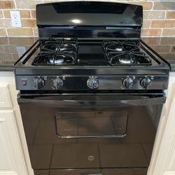 GE Gas Range. Like New. Oven Never Used